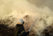 Павлоград в дыму: горит свалка (ФОТО)