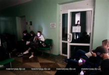 Павлоградцы вынуждены стоять в очередях в кабинет для температурящих