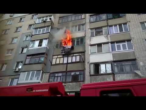 В Павлограде пылал огонь на балконе многоэтажки (ВИДЕО)