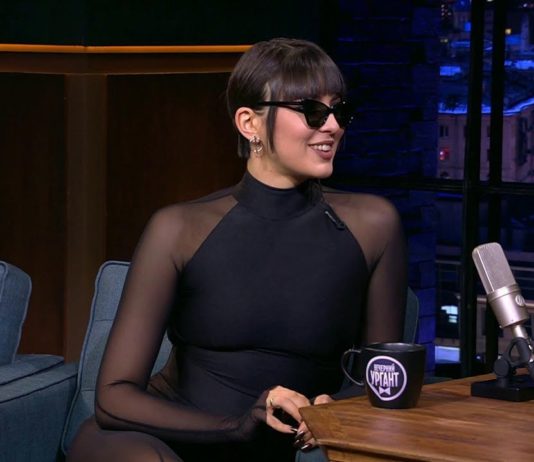 Maruv побывала на «Вечернем Урганте», где показала мужа и подарила Ивану латексные трусы (ВИДЕО)