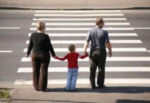 Суд разъяснил, нужно ли водителю пропускать пешехода, если он не ступил на зебру