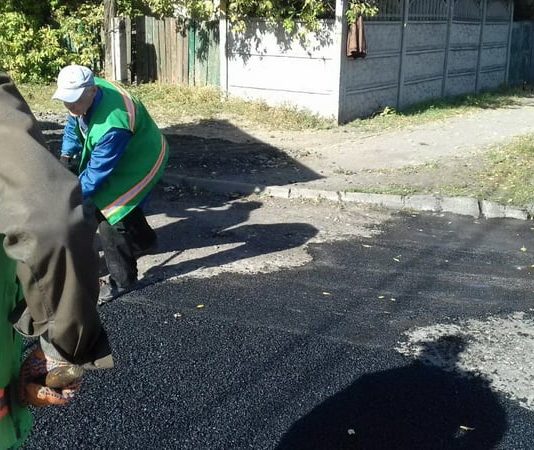 В Павлограде коммунальщики продолжают ямочный ремонт
