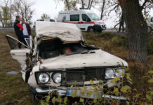 На Павлоградщине тело погибшего водителя доставали из искорёженной машины (ВИДЕО)