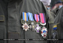 В центре Павлограда награждали мужчин и женщин — защитников Украины (ФОТО и ВИДЕО)