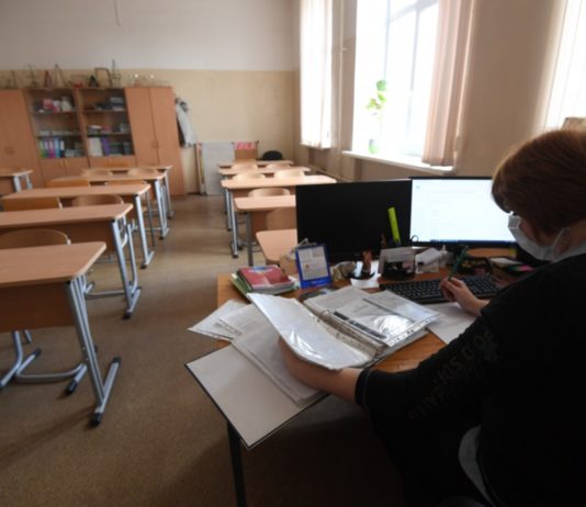 В части школ Павлограда продолжаются каникулы