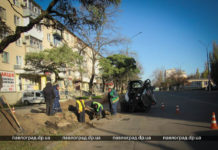 Павлоградские коммунальщики основательно чистят ливнёвки в центре