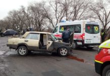 На Павлоградщине спасатели вызволяли из машины участника ДТП (ВИДЕО)