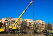 В Павлограде начали монтировать ёлку