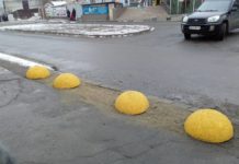 В Павлограде ограничили тротуар возле супермаркета от незаконной парковки