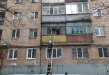 Попали через балкон: павлоградские спасатели помогли пожилой женщине