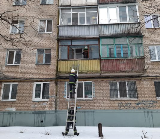 Попали через балкон: павлоградские спасатели помогли пожилой женщине