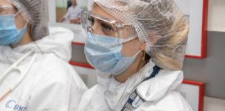 Медики Павлограда получили доплату за борьбу с коронавирусом