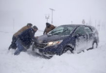 Куда звонить, если вы попали в «снежную ловушку» на дорогах Днепропетровщины?
