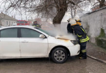В центре Павлограда загорелась машина