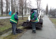 В Павлограде чистят ливнёвки