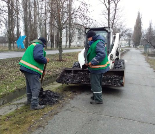 В Павлограде чистят ливнёвки