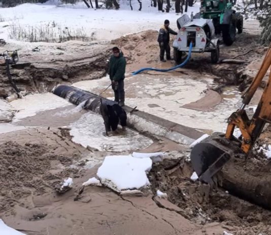 Из-за порывов на водоводе около 60 тыс. жителей Западного Донбасса остались без воды (ВИДЕО)