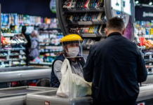 Пьяный павлоградец в супермаркете показывал член и крушил имущество