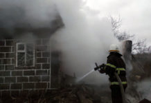 В Павлограде спасатели два часа тушили заброшенную дачу