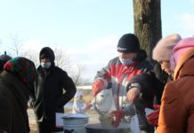 В Павлограде волонтёры накормили бездомных и нуждающихся (ФОТО)