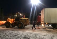 В Павлограде фуру спасали из снежного плена