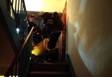 В Першотравенске на пожаре из огня вынесли мужчину