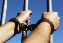 Напавших на пенсионера грабителей, суд оставил под стражей