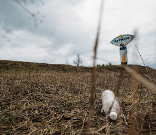 «Разучились убирать после себя»: фотограф показал удручающие кадры с. Вербки (ФОТО и ВИДЕО)