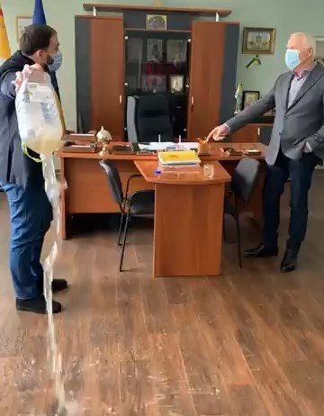 В Павлограде депутат вылил в кабинете мэра баклажку сточной воды (ВИДЕО)