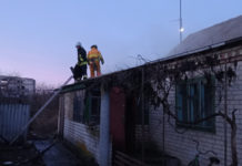 Рано утром в Юрьевке спасатели час тушили чердак