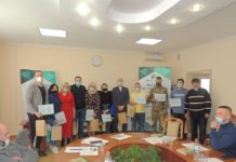 В Павлограде раздают десятки тысяч гривен молодежи