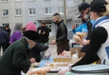 Быть добру: в Павлограде волонтёры накормили сотню нуждающихся