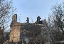 Павлоградский район: из-за пожара сухостоя занялся дачный дом