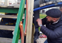 В Першотравенске мальчик застрял ногой в горке