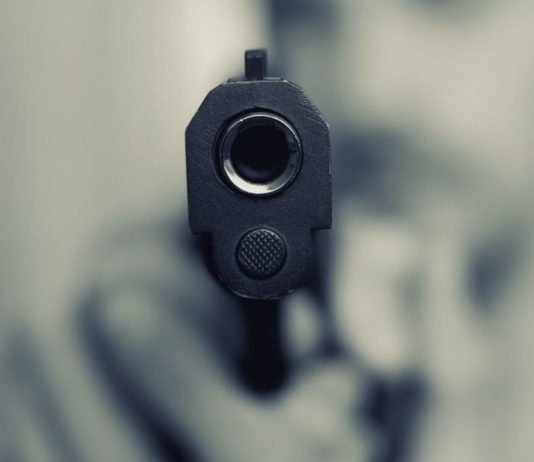 Неадекватный сосед: в Павлограде пьяный мужчина угрожал убить женщину и ее детей