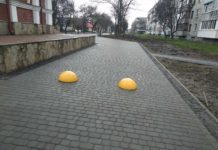 В Павлограде продолжают устанавливать бетонные полусферы