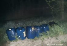 Поймали на горячем: павлоградец слил из фуры 200 литров топлива