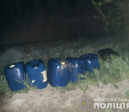 Поймали на горячем: павлоградец слил из фуры 200 литров топлива