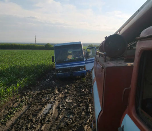 Возле Олефировки в грязи увязли автобус и грузовики (ФОТО)