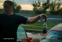 В Терновке пьяный водитель уснул за рулём с бутылкой (ВИДЕО)