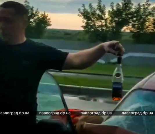 В Терновке пьяный водитель уснул за рулём с бутылкой (ВИДЕО)