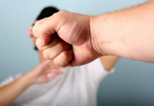 В Терновке пьяный мужчина напал на подростков