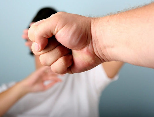 В Терновке пьяный мужчина напал на подростков