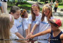 «Пустили корни»: в Павлограде переселенцы высаживали цветы (ФОТО и ВИДЕО)