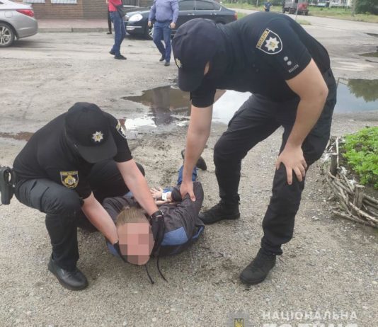 Павлоградец шантажировал коллегу, требуя повышения и денег