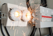 В Терновке горела щитовая: сети не выдерживают