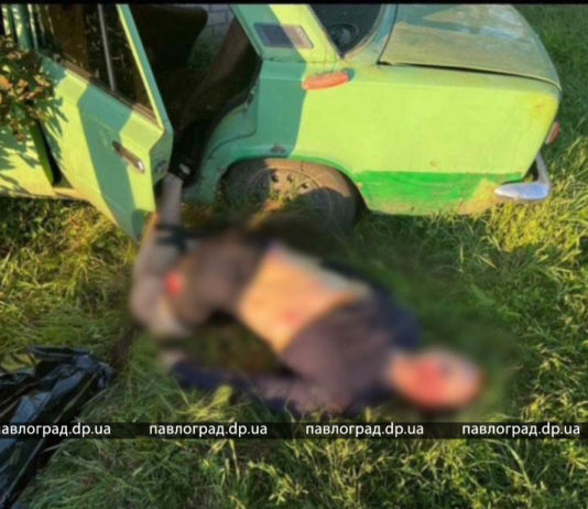 В Павлограде компания на ВАЗе врезалась в гараж: есть погибший