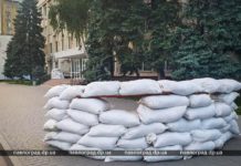 Возле горисполкома Павлограда военные возвели баррикады: что происходит (ФОТО)