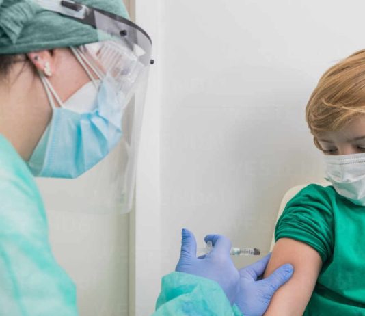 На Днепропетровщине разрешили вакцинировать детей 12+: подробности