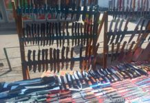 Павлоградец на рынке торговал холодным оружием (ФОТО и ВИДЕО)